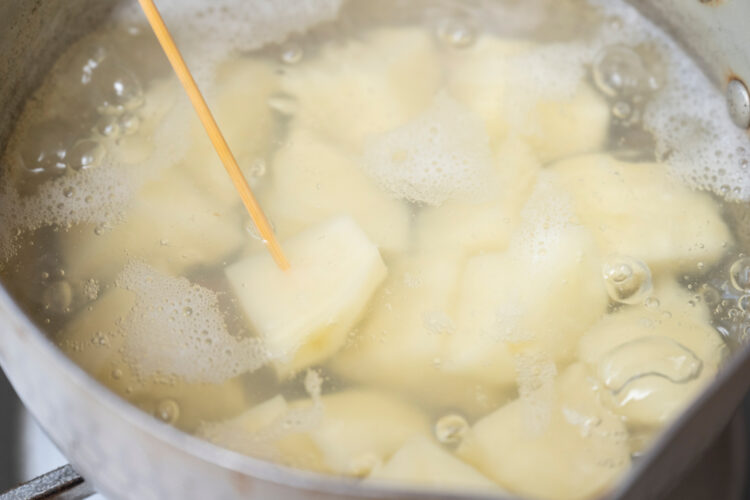 じゃがいもが茹ったか竹串で確かめる